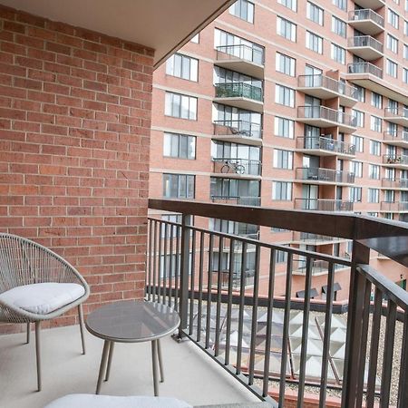 Modern & Charming Apt With Rooftop @Pentagon City Арлингтон Экстерьер фото