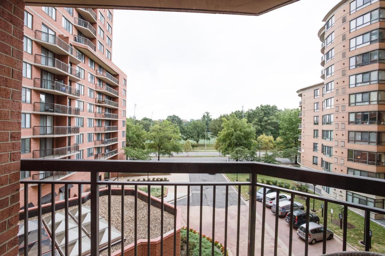 Modern & Charming Apt With Rooftop @Pentagon City Арлингтон Экстерьер фото