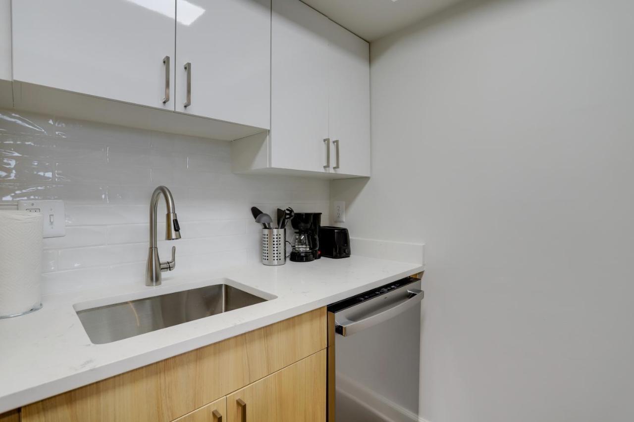 Modern & Charming Apt With Rooftop @Pentagon City Арлингтон Экстерьер фото