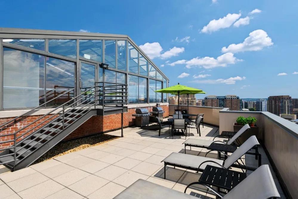 Modern & Charming Apt With Rooftop @Pentagon City Арлингтон Экстерьер фото