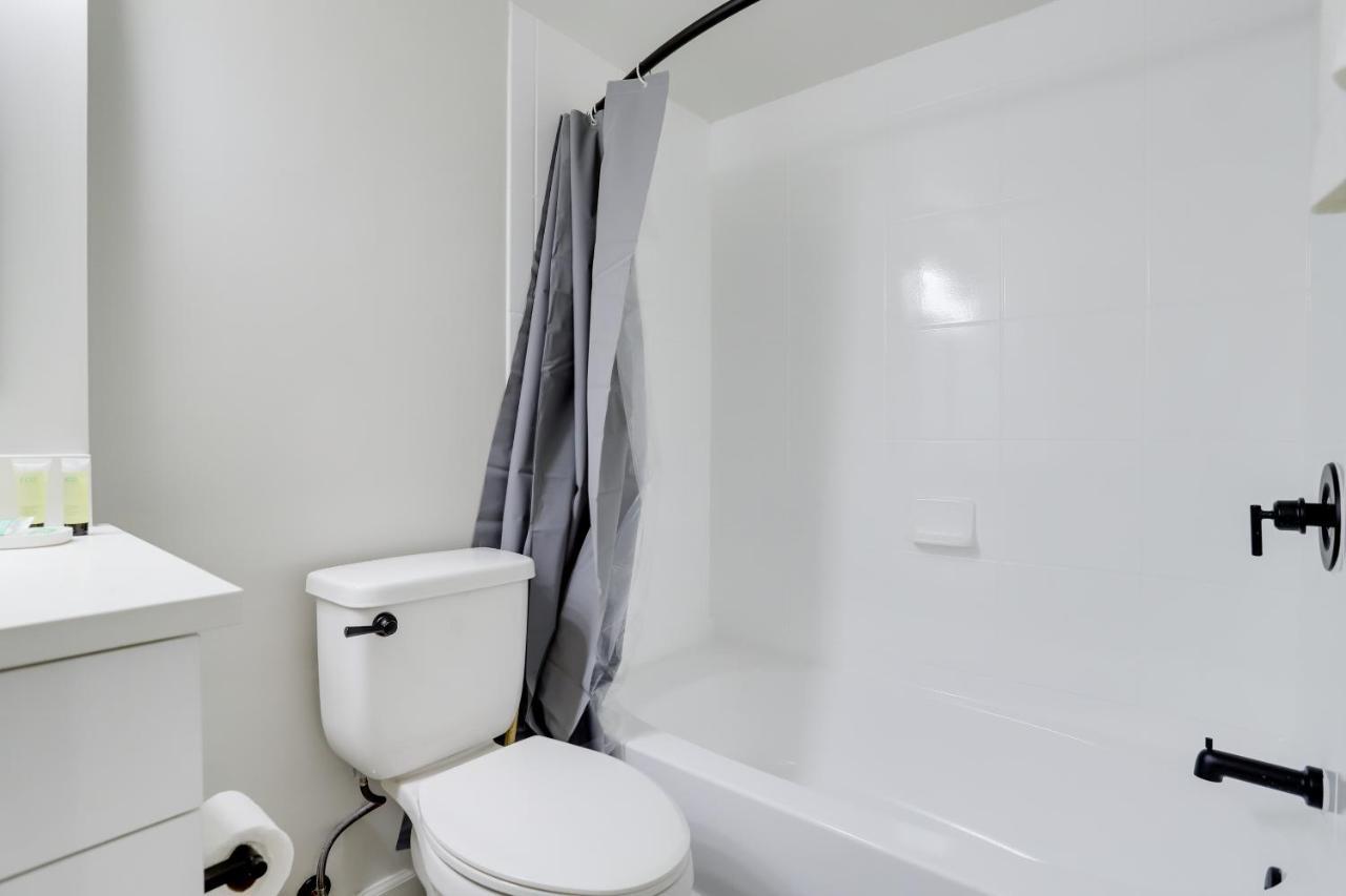 Modern & Charming Apt With Rooftop @Pentagon City Арлингтон Экстерьер фото